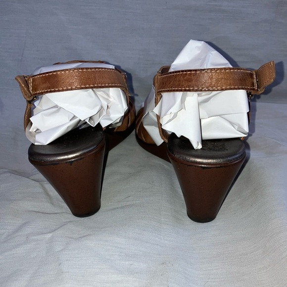 Clarks 8.5 women’s Tan Wedge Sandals with Elegant Lattice Straps - Picture 8 of 16